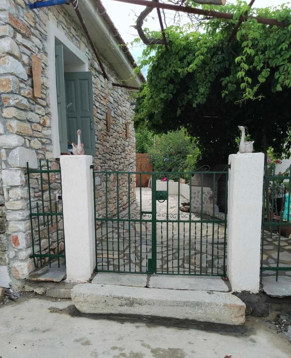 Oneiropetra Luxury House